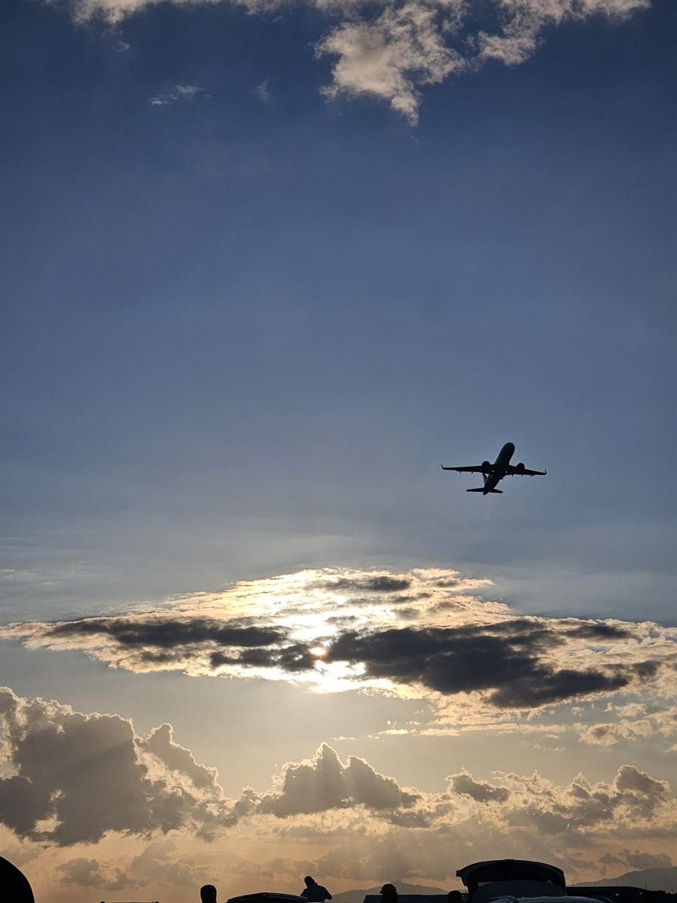 Silueta de un avión despegando al atardecer